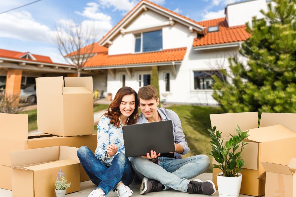 Paso a paso para comprar vivienda en Colombia viviendo fuera del país - Happy Couple With Their New House Background Smiling