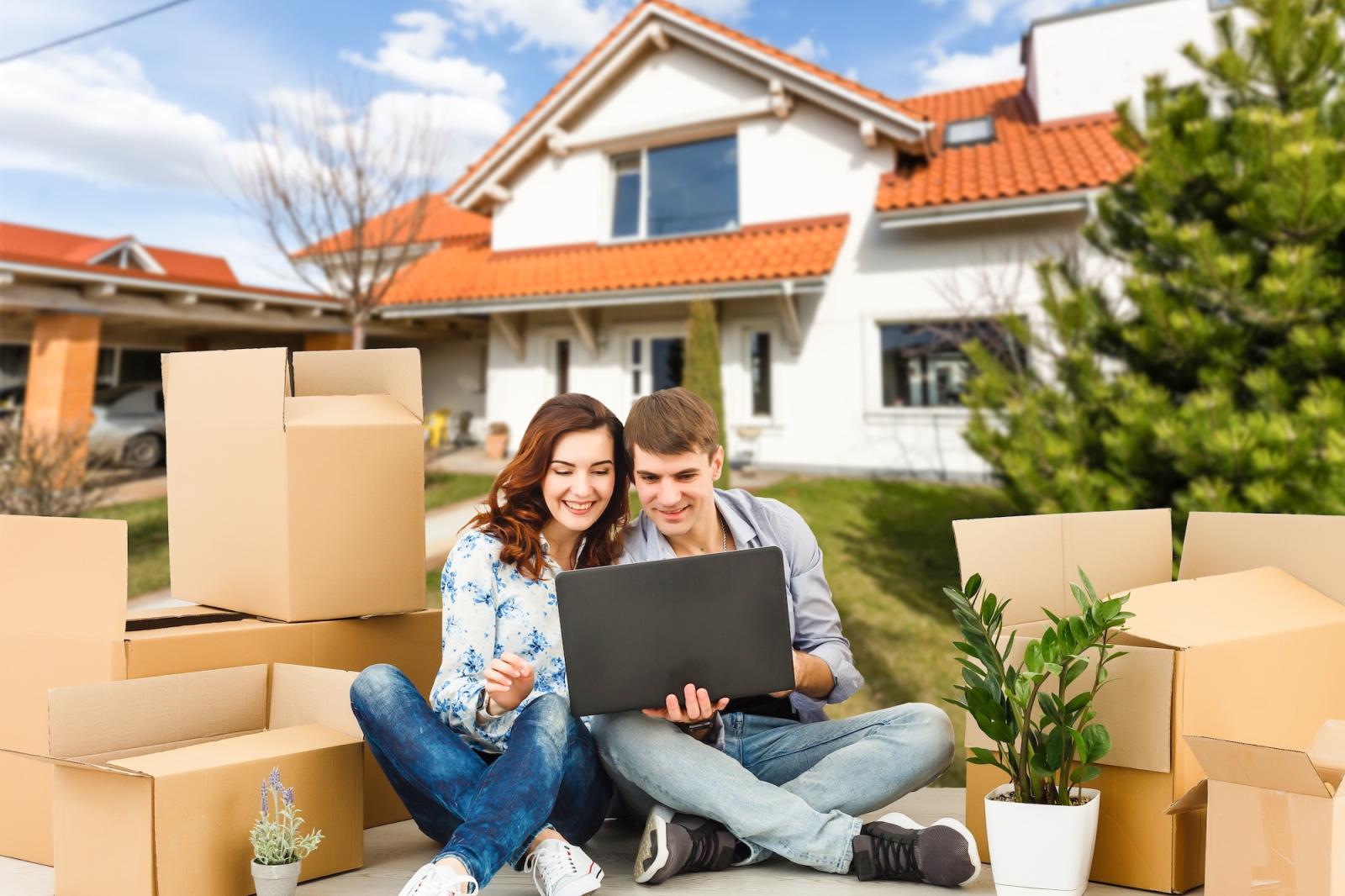 Paso a paso para comprar vivienda en Colombia viviendo fuera del país - Happy Couple With Their New House Background Smiling