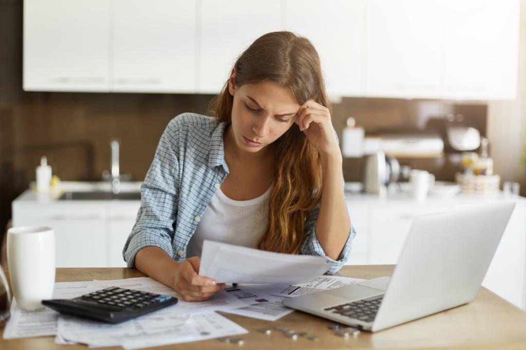 Errores comunes al invertir en vivienda desde el exterior (y cómo evitarlos) - Young Woman Checking Her Budget Doing Taxes